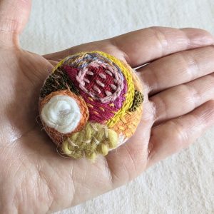 Broche abstraite brodée à la main – Image 2