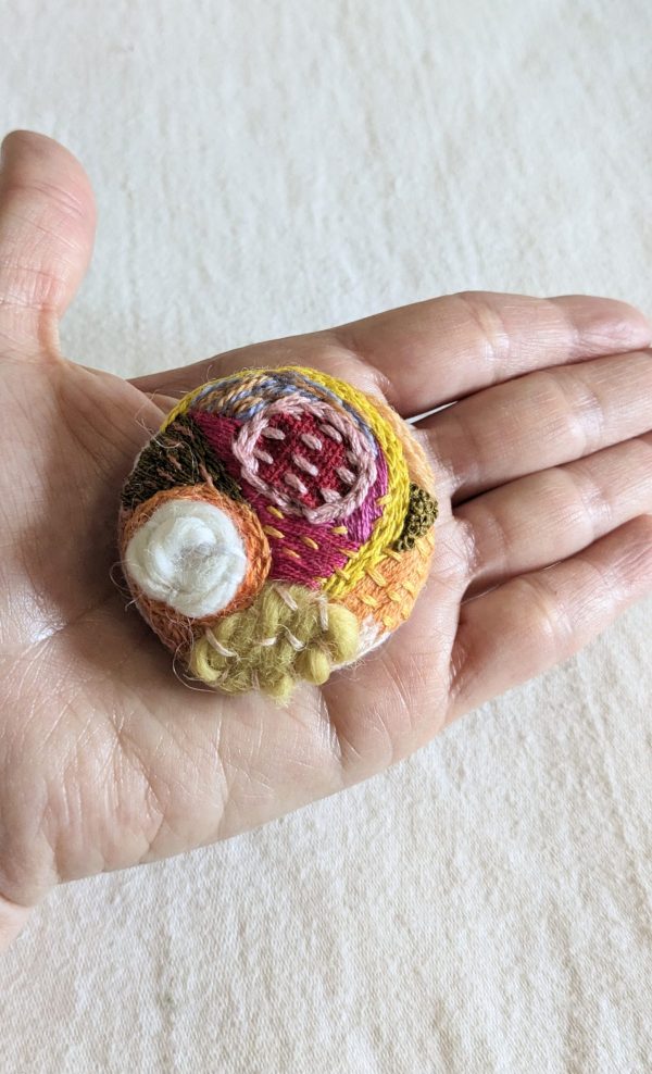 Broche abstraite brodée à la main – Image 2