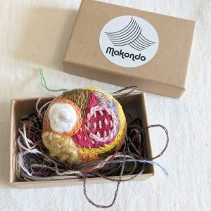 Broche abstraite brodée à la main – Image 3