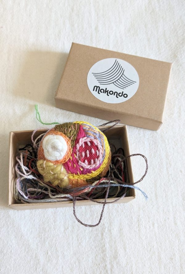 Broche abstraite brodée à la main – Image 3