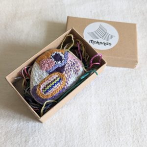 Broche abstraite brodée à la main – Image 5