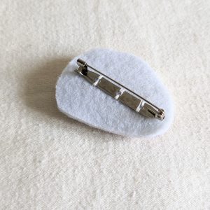 Broche abstraite brodée à la main – Image 3