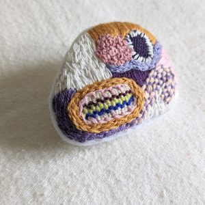 Broche abstraite brodée à la main – Image 4