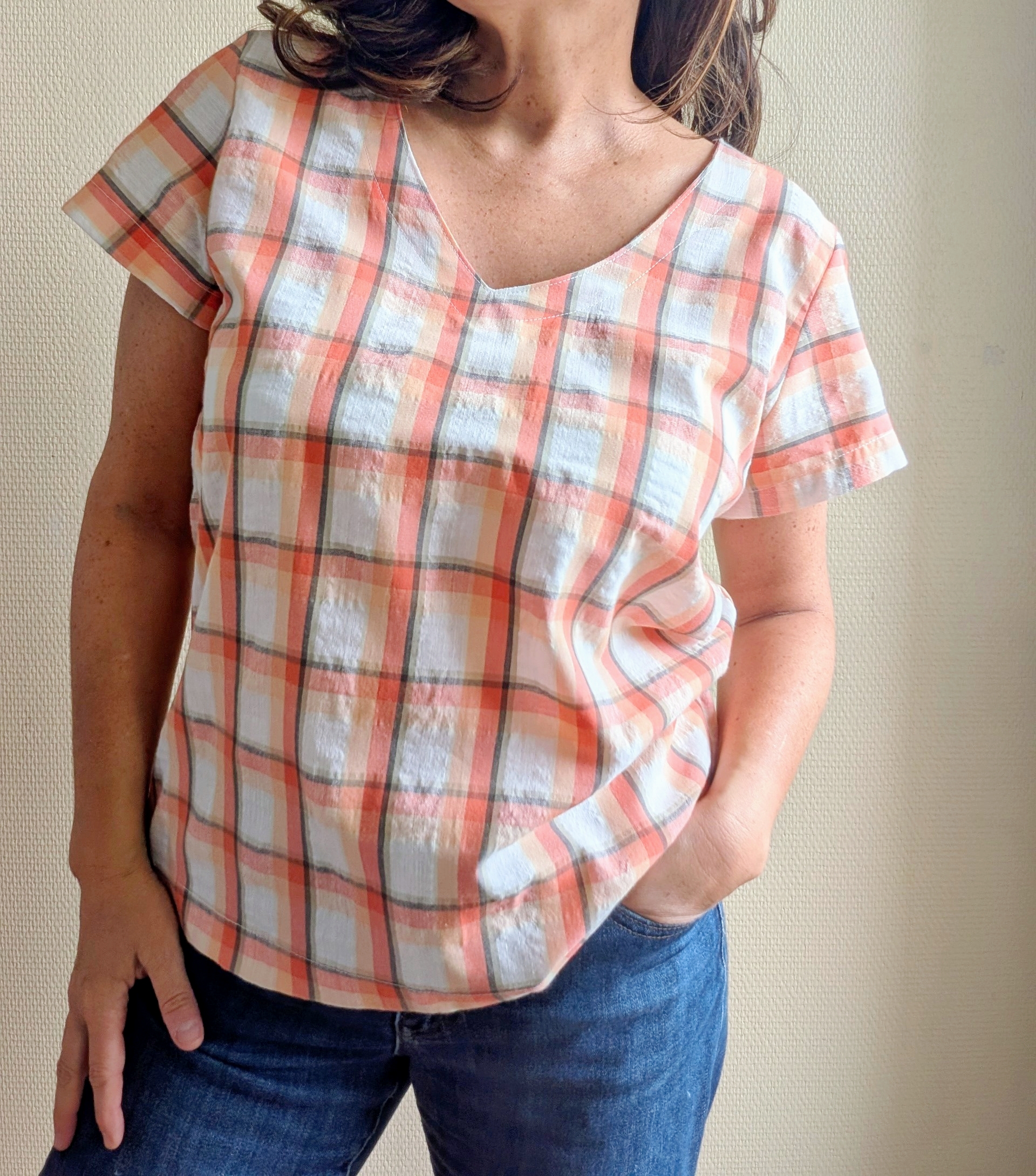 Haut col V manches courtes – tissu recyclé – Image 2