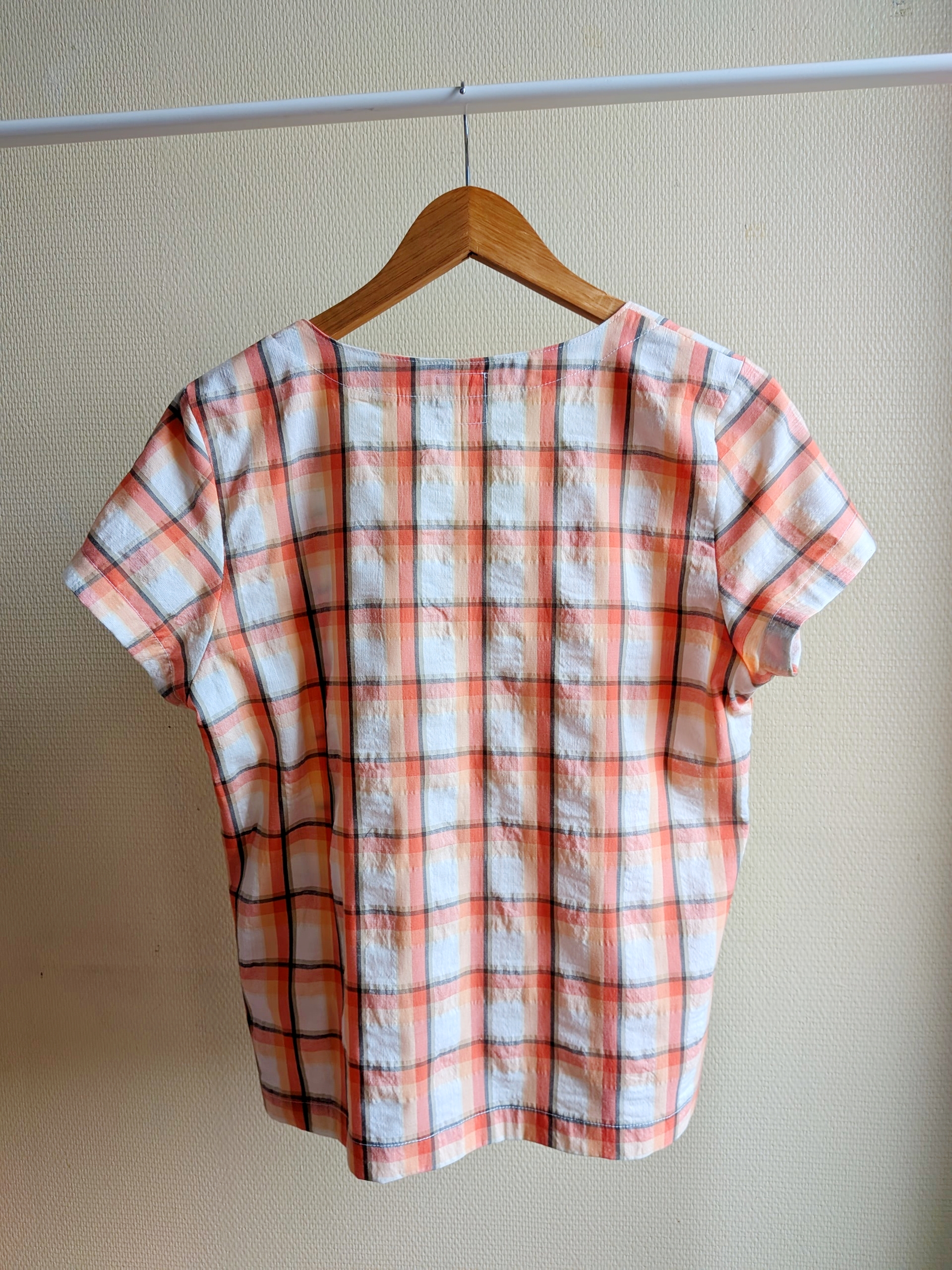 Haut col V manches courtes – tissu recyclé – Image 3