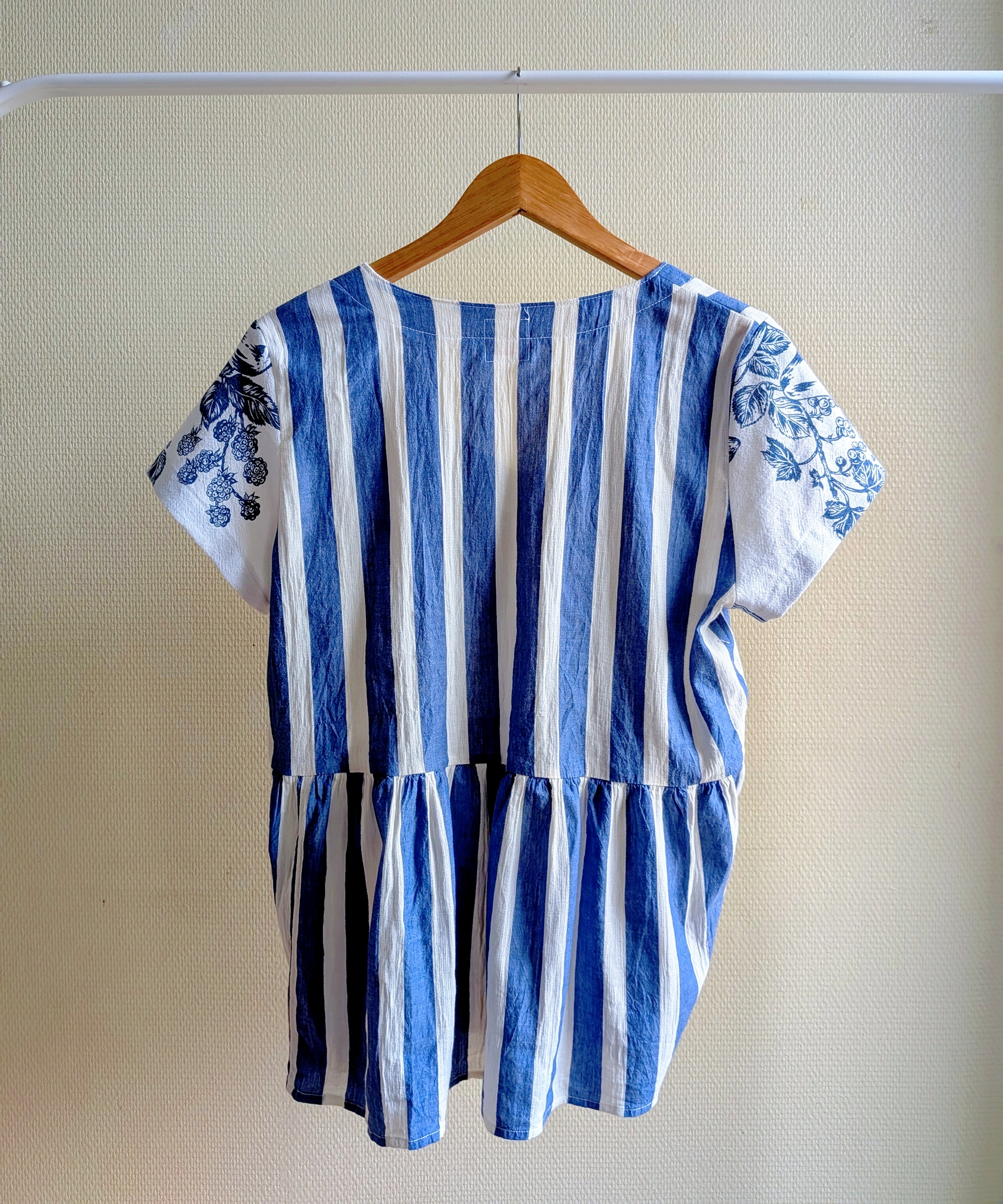 Haut col V  – upcycling robe & torchon – Image 3