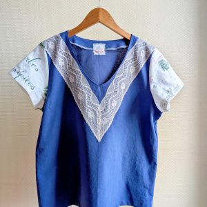 Haut col V manches courtes – dentelle & upcycling