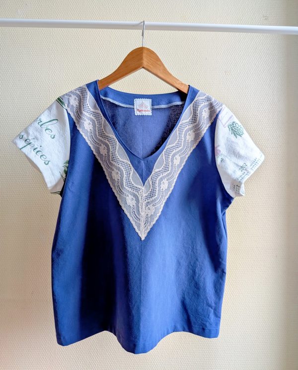 Haut col V manches courtes – dentelle & upcycling