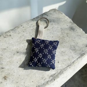Porte-clé en coton indigo brodé Sashiko.