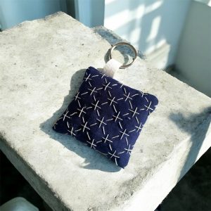 Porte-clé en coton indigo brodé Sashiko.