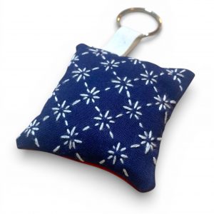 Porte-clé en coton indigo brodé Sashiko.