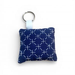 Porte-clé en coton indigo brodé Sashiko.