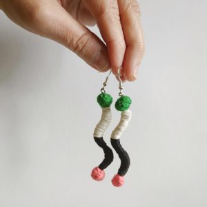 Boucles d’oreilles brodées main en fils colorés