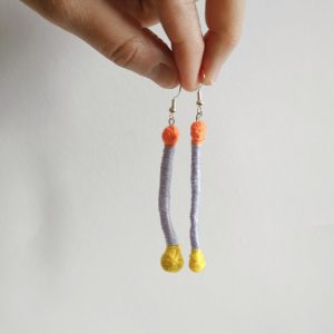 Boucles d’oreilles brodées main en fils colorés