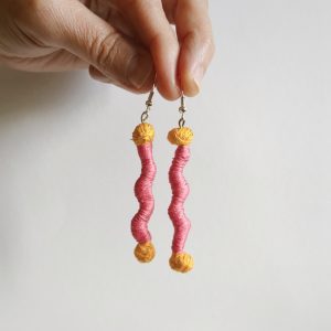 Boucles d’oreilles brodées main en fils colorés