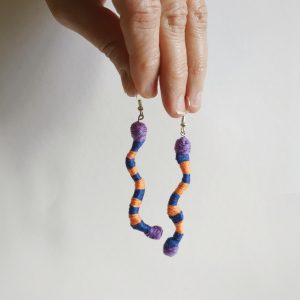 Boucles d’oreilles brodées main en fils colorés