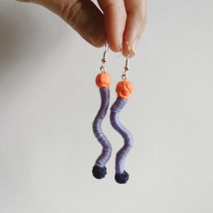 Boucles d’oreilles brodées main en fils colorés