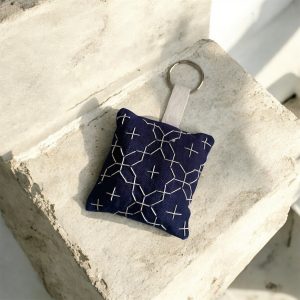Porte-clé en coton indigo brodé Sashiko.